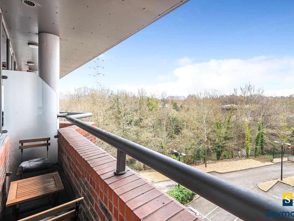 2 bed flat for sale in Guildford, Surrey GU1, £335,000