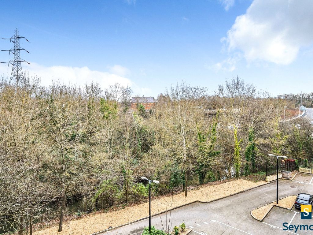2 bed flat for sale in Guildford, Surrey GU1, £335,000