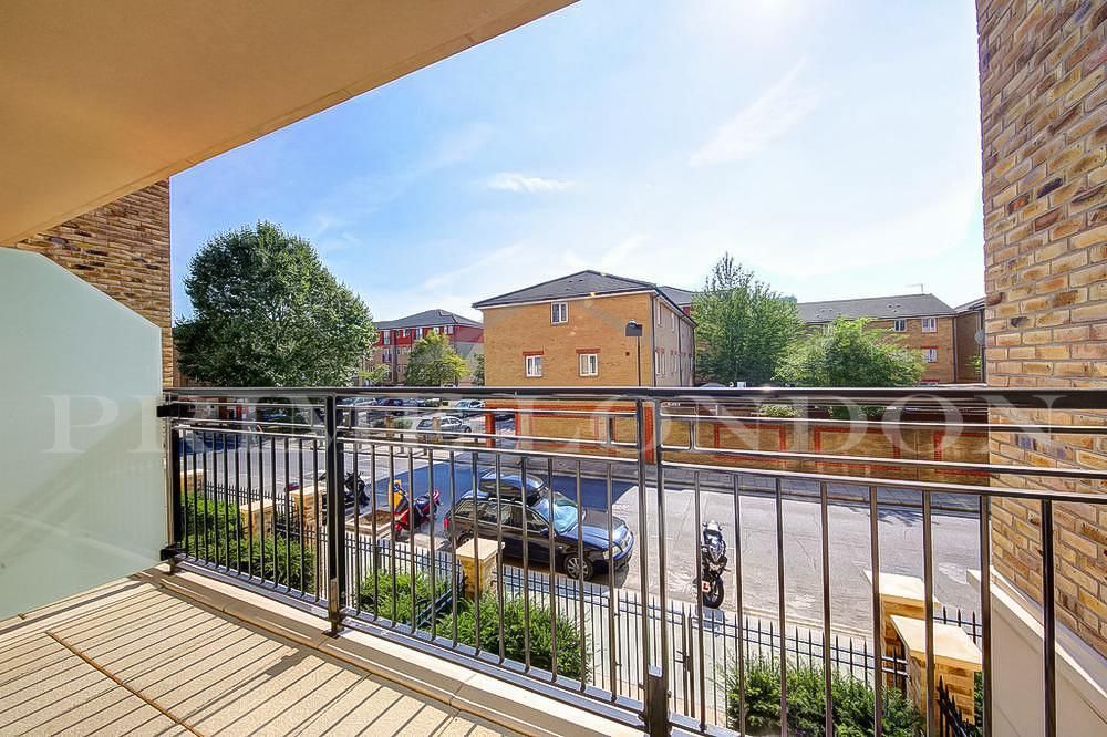 2 bed flat for sale in Higham House East, Fulham, London SW6, £850,000
