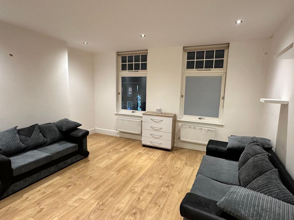 2 bed flat to rent in Eltham High Street, Eltham SE9, £1,450 pcm