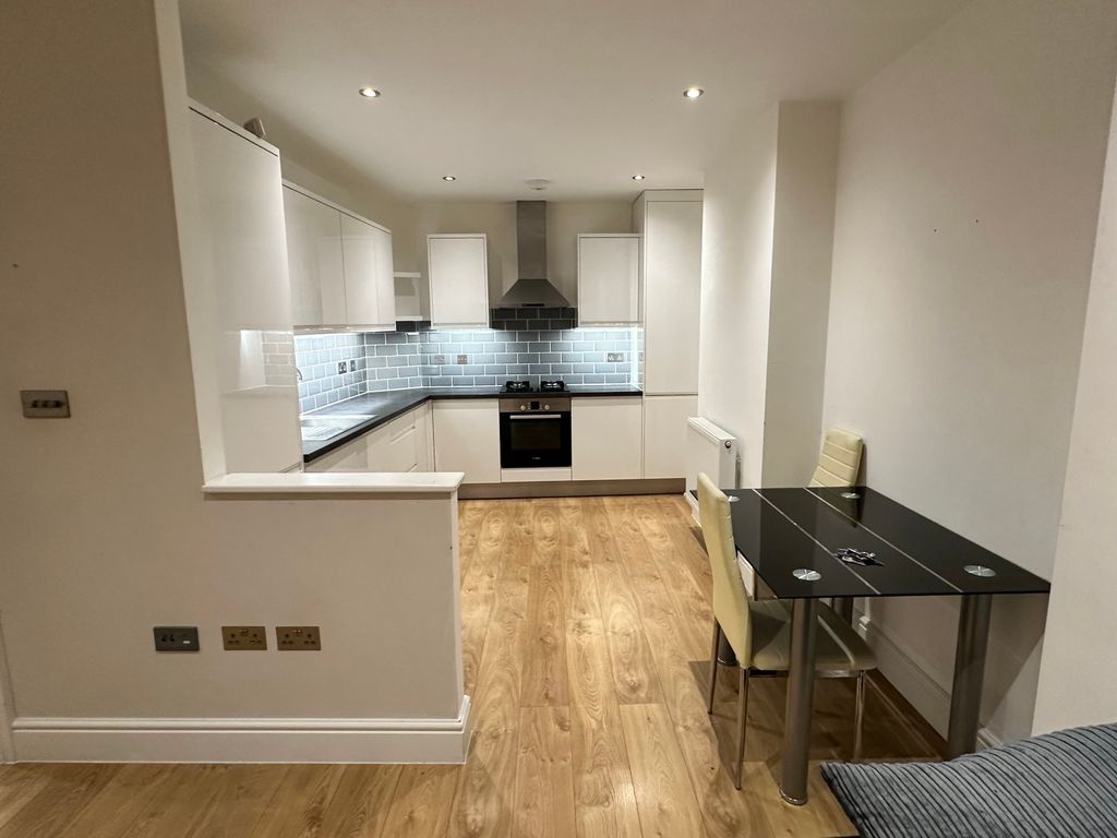 2 bed flat to rent in Eltham High Street, Eltham SE9, £1,450 pcm