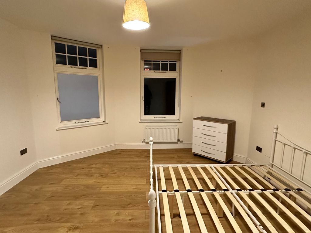 2 bed flat to rent in Eltham High Street, Eltham SE9, £1,450 pcm