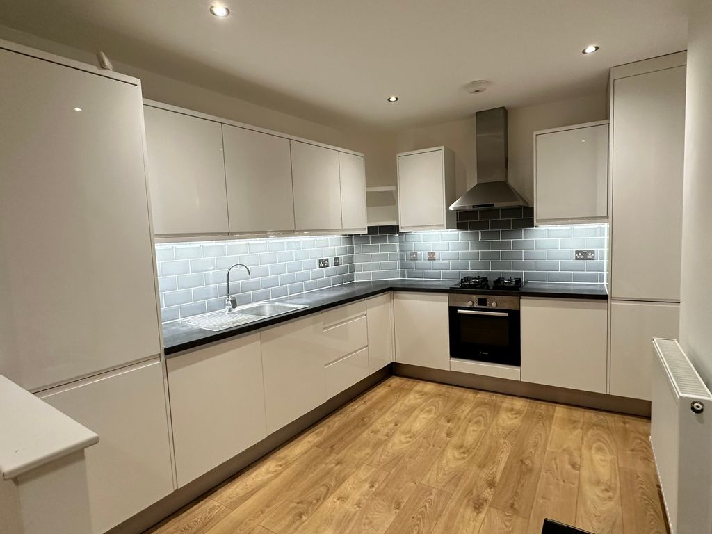 2 bed flat to rent in Eltham High Street, Eltham SE9, £1,450 pcm