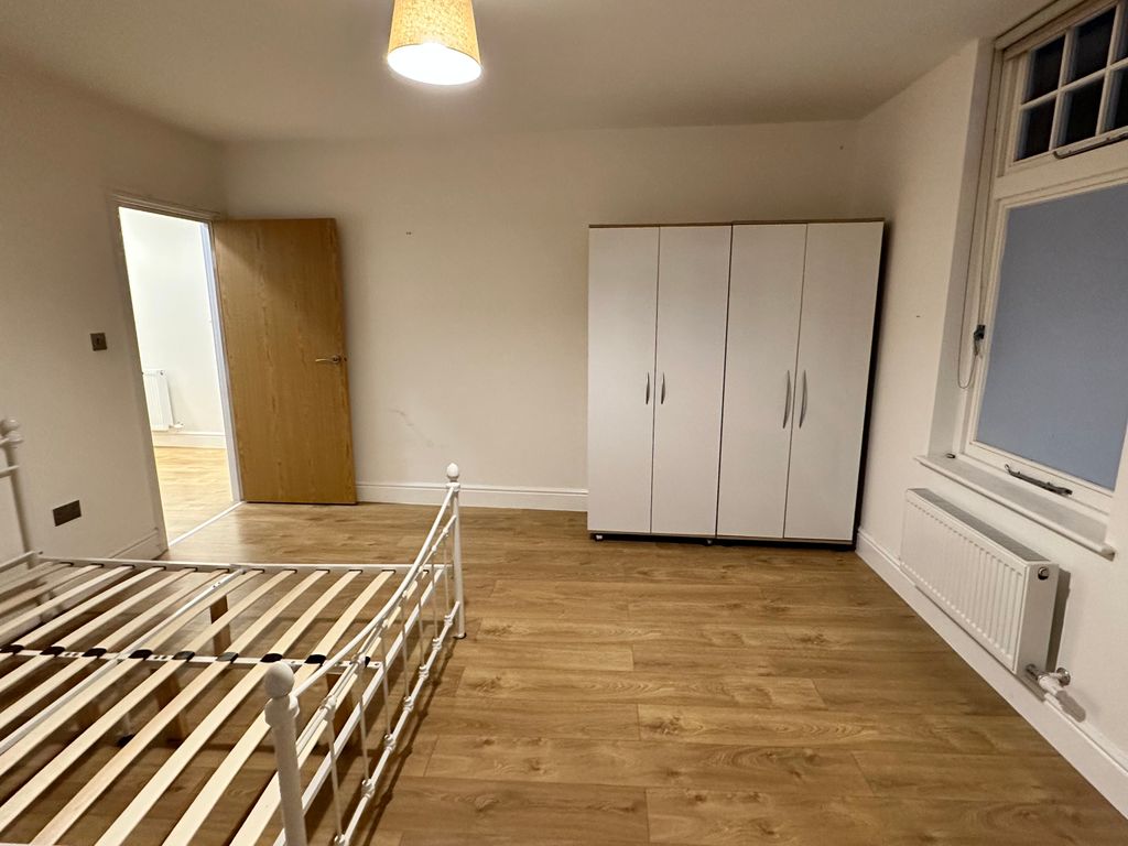 2 bed flat to rent in Eltham High Street, Eltham SE9, £1,450 pcm