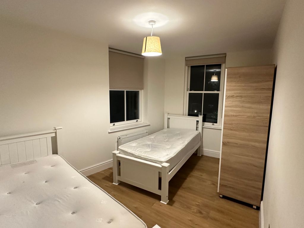 2 bed flat to rent in Eltham High Street, Eltham SE9, £1,450 pcm