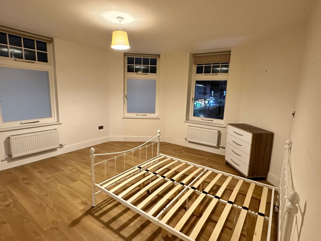 2 bed flat to rent in Eltham High Street, Eltham SE9, £1,450 pcm