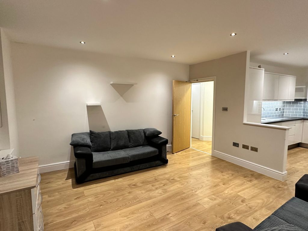 2 bed flat to rent in Eltham High Street, Eltham SE9, £1,450 pcm