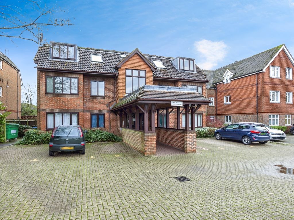 2 bed flat for sale in Bonehurst Road, Horley RH6, £300,000