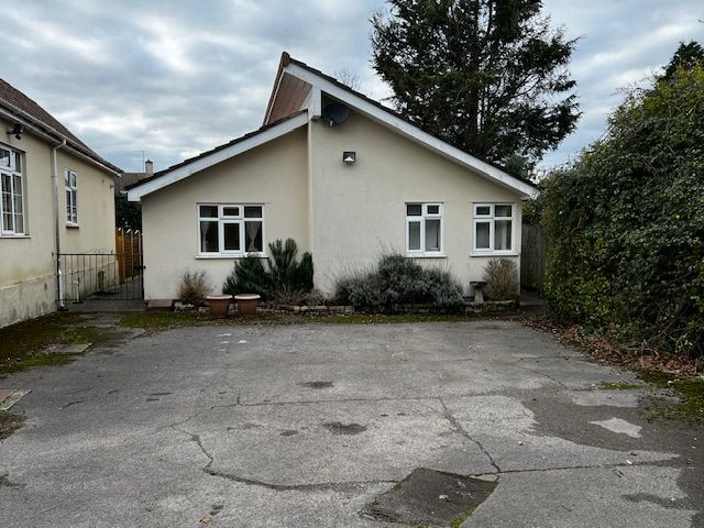 2 bed bungalow to rent in Charlton Lane, Brentry, Bristol BS10, £1,300 pcm