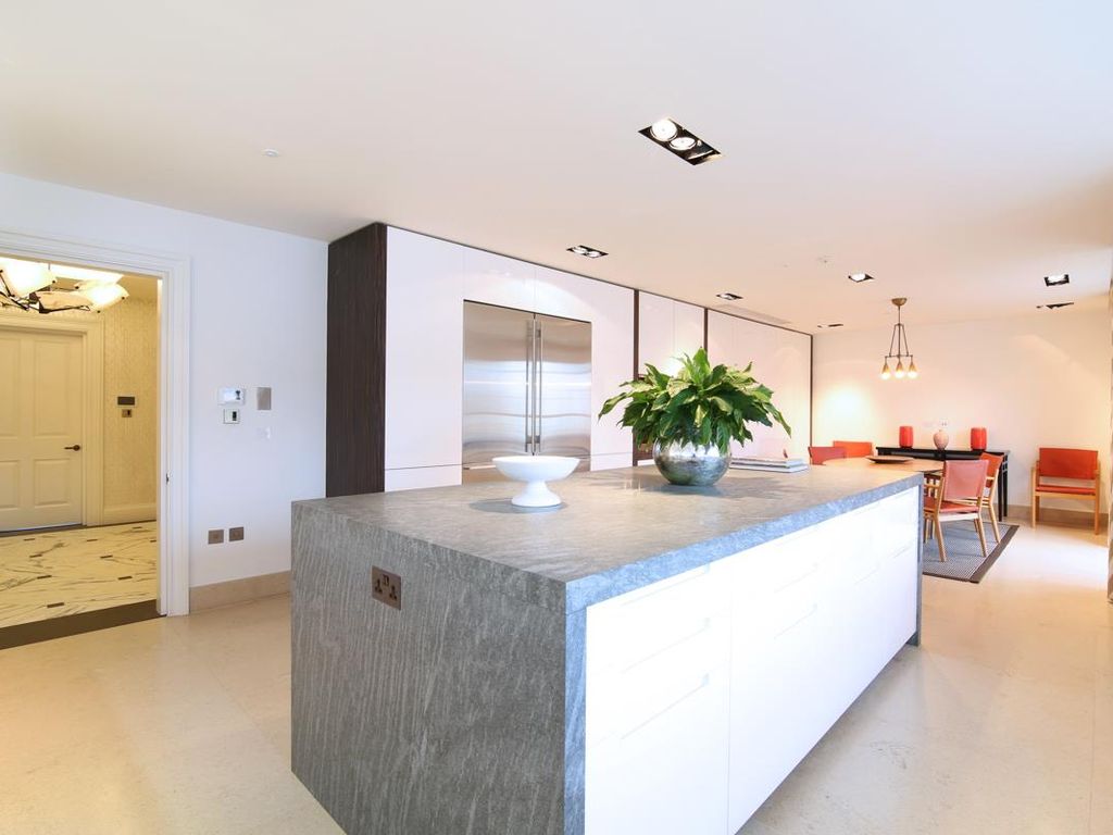 3 bed flat to rent in Buckingham Gate, St James's SW1E, £32,002 pcm