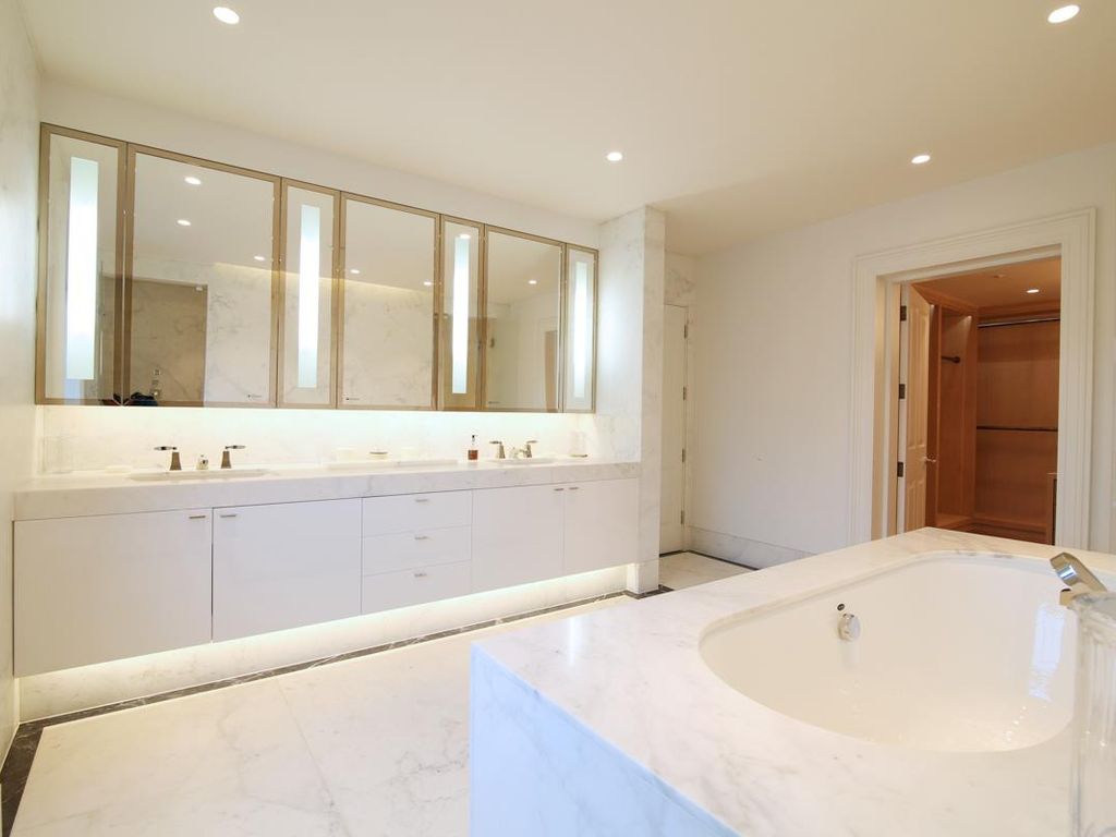 3 bed flat to rent in Buckingham Gate, St James's SW1E, £32,002 pcm