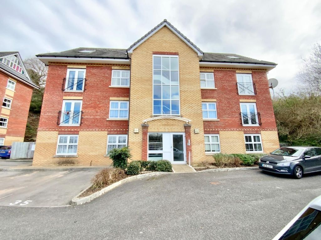 2 bed flat for sale in Bull Lane, Bristol BS5, £215,000