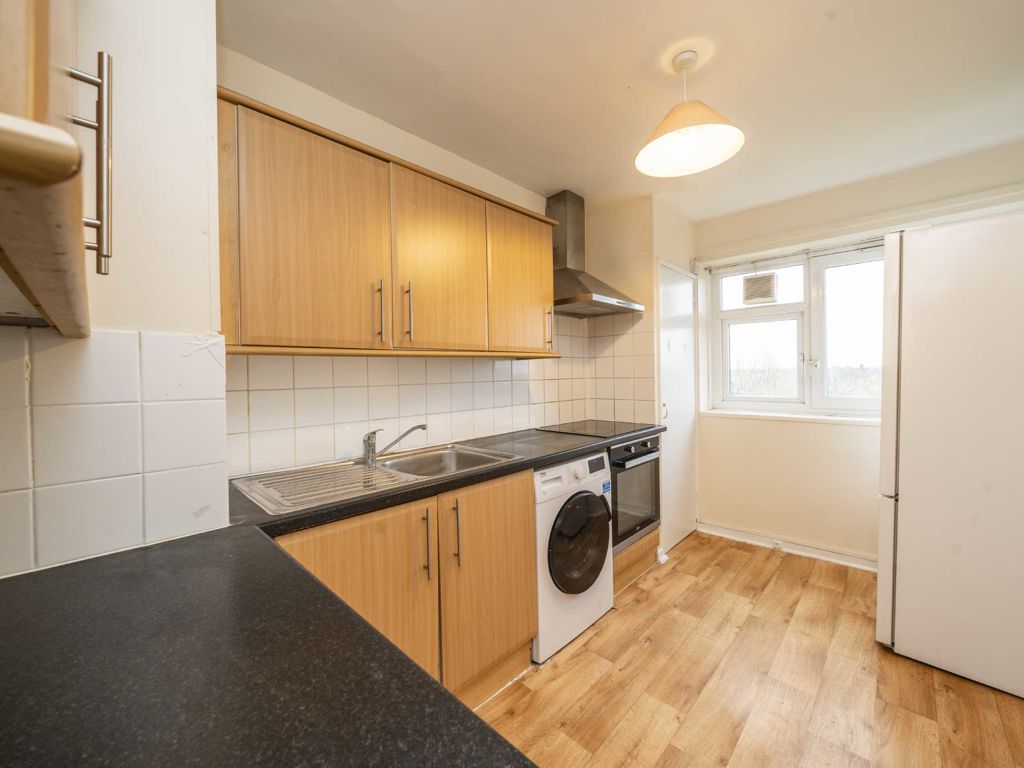 2 bed flat for sale in Fitzhugh Grove, London SW18, £335,000