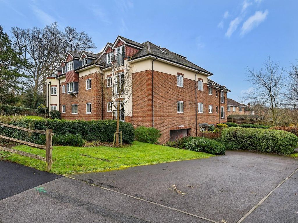 2 bed flat for sale in Oakleigh Place, Winchester Road, Chandler's Ford SO53, £295,000