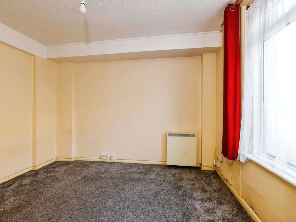 1 bed flat for sale in Ashley Road, Salisbury SP2, £100,000