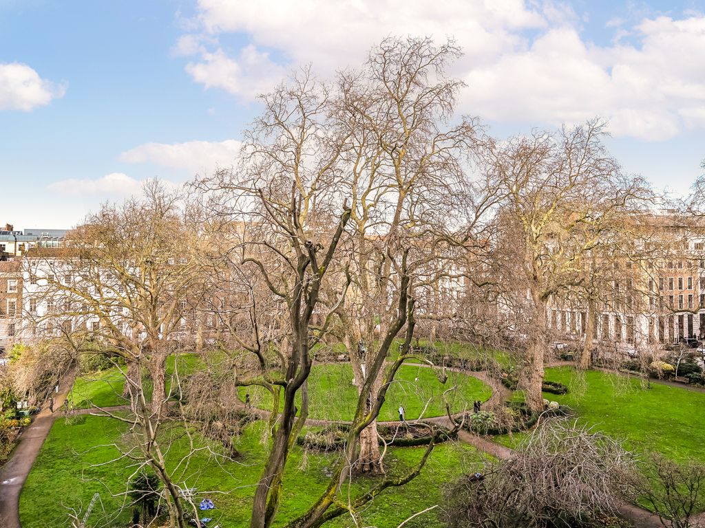 2 bed flat to rent in St. James's Square, St. James's SW1Y, £5,500 pcm