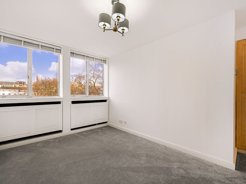 2 bed flat to rent in St. James's Square, St. James's SW1Y, £5,500 pcm
