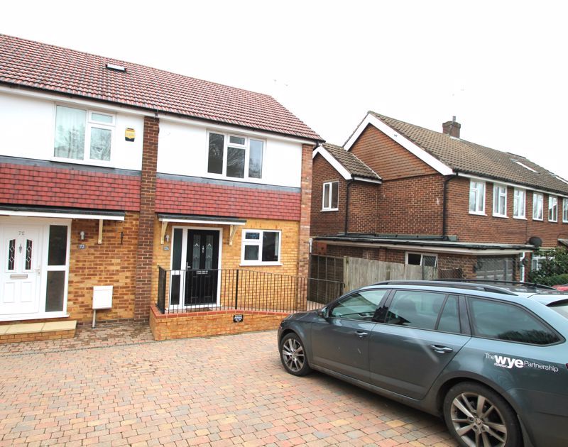 2 bed semi-detached house to rent in Deeds Grove, High Wycombe HP12, £1,450 pcm