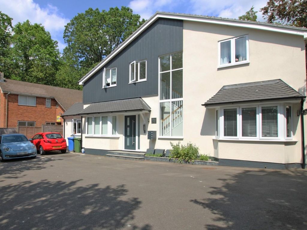 2 bed flat to rent in 101 Pinewood Avenue, Crowthorne, Berkshire RG45, £1,450 pcm