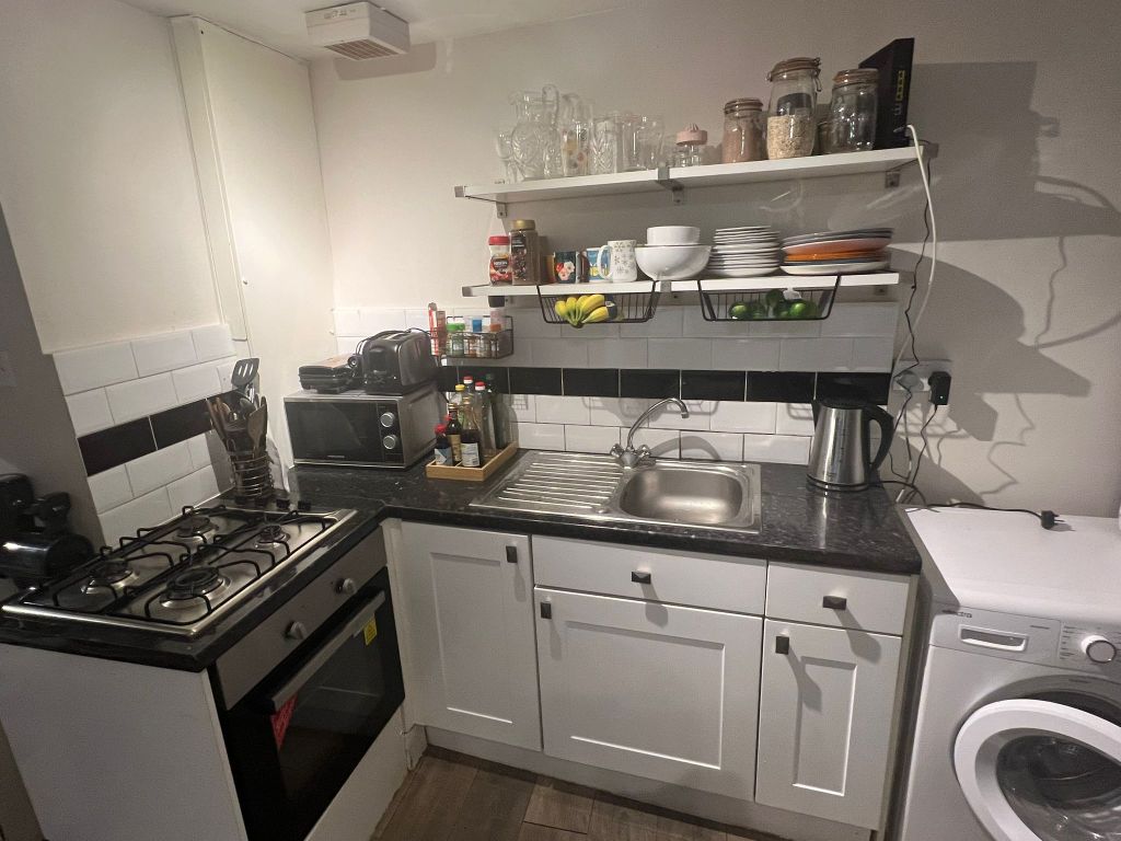 1 bed flat to rent in Middleton, London E8, £950 pcm
