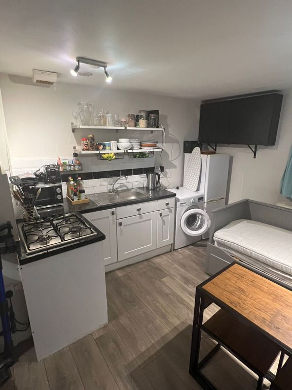 1 bed flat to rent in Middleton, London E8, £950 pcm