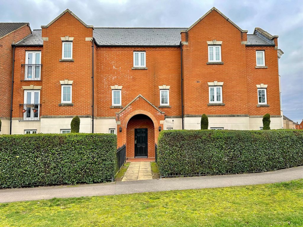 2 bed flat to rent in Harlow Crescent, Oxley Park MK4, £1,150 pcm