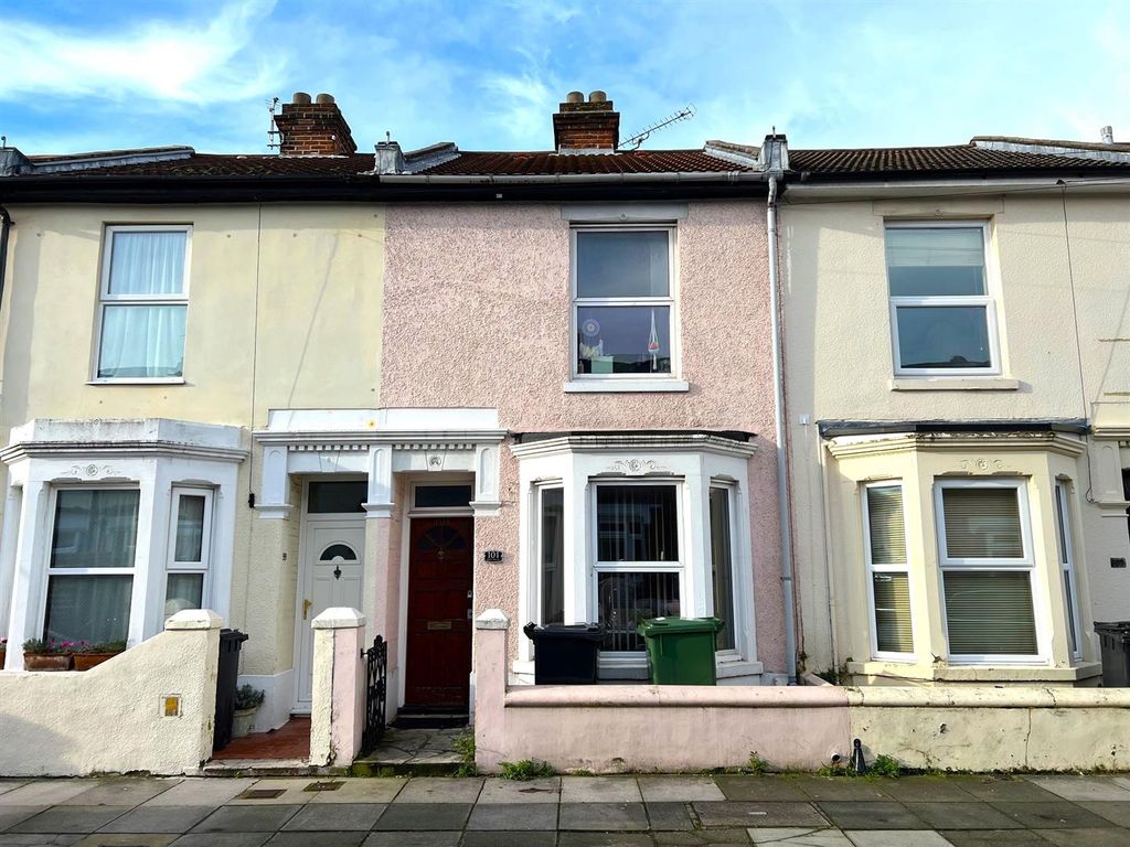 4 bed terraced house to rent in Bath Road, Southsea PO4, £1,550 pcm