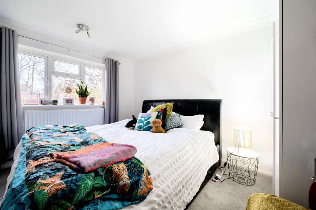 2 bed maisonette for sale in Aylesbury, Buckinghamshire HP19, £220,000