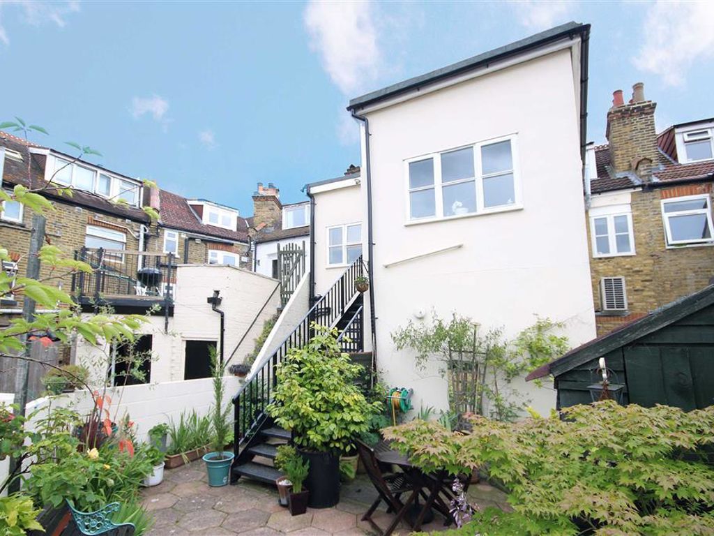2 bed flat for sale in The Pavement, Bushy Park Road, Teddington TW11, £549,000