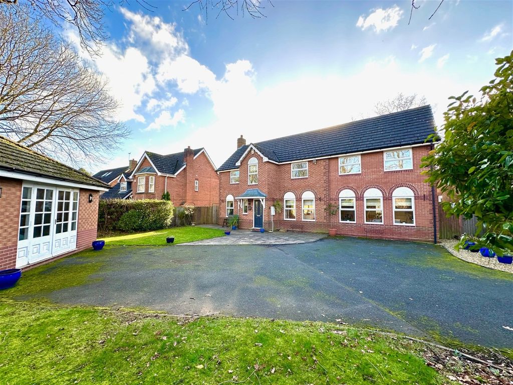 4 bed detached house for sale in Chilcombe Drive, Priorslee, Telford TF2, £525,000