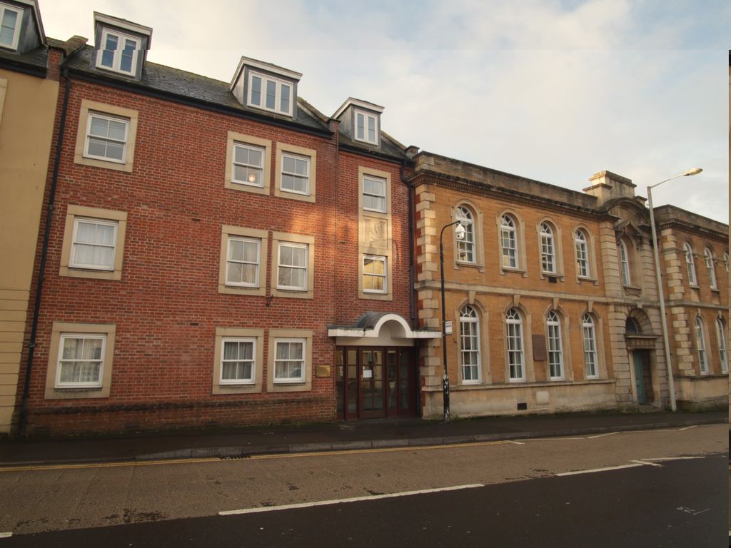 2 bed flat for sale in South Street, Yeovil BA20, £145,000