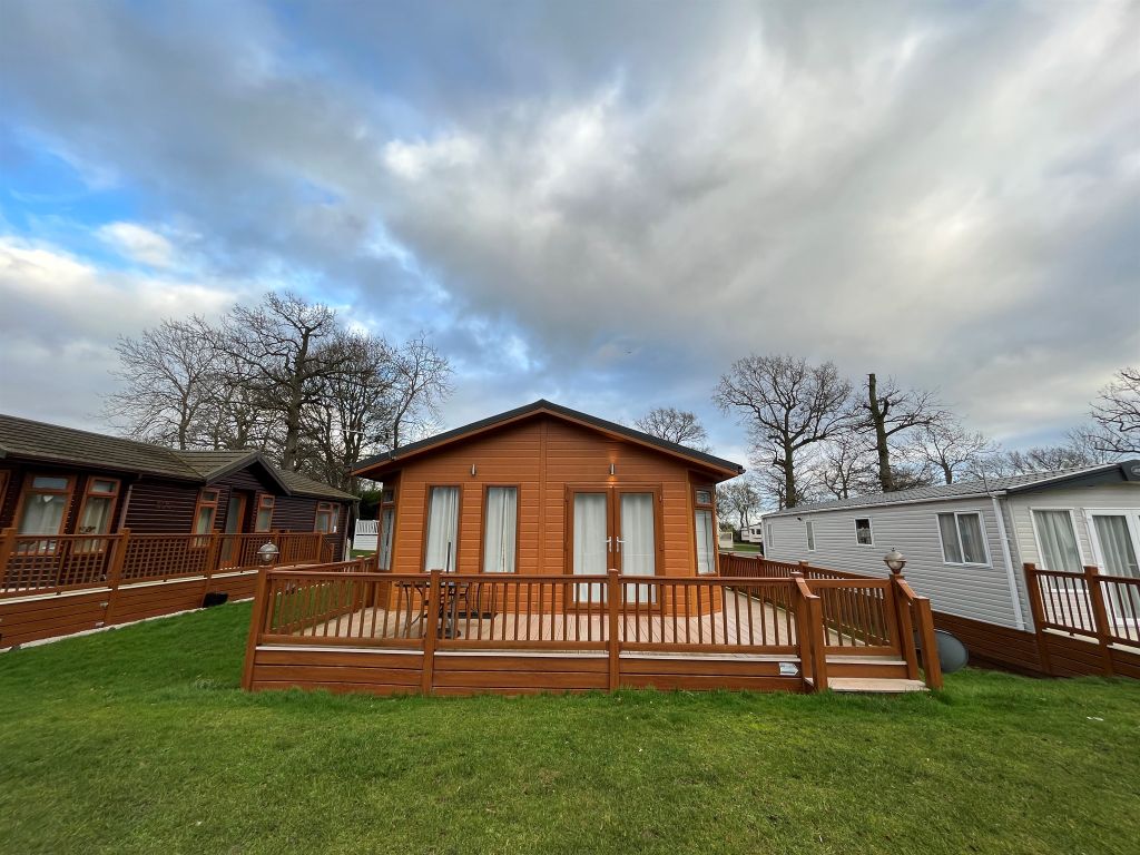 2 bed mobile/park home for sale in Carlton Meres Park, Carlton, Saxmundham IP17, £130,000