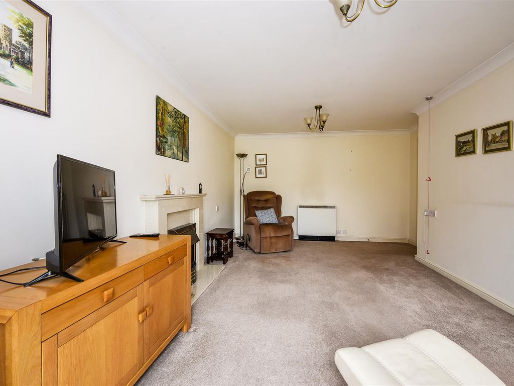 1 bed flat for sale in Old Winton Road, Andover SP10, £130,000