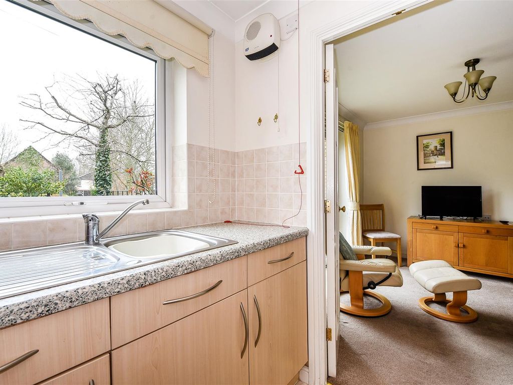 1 bed flat for sale in Old Winton Road, Andover SP10, £130,000