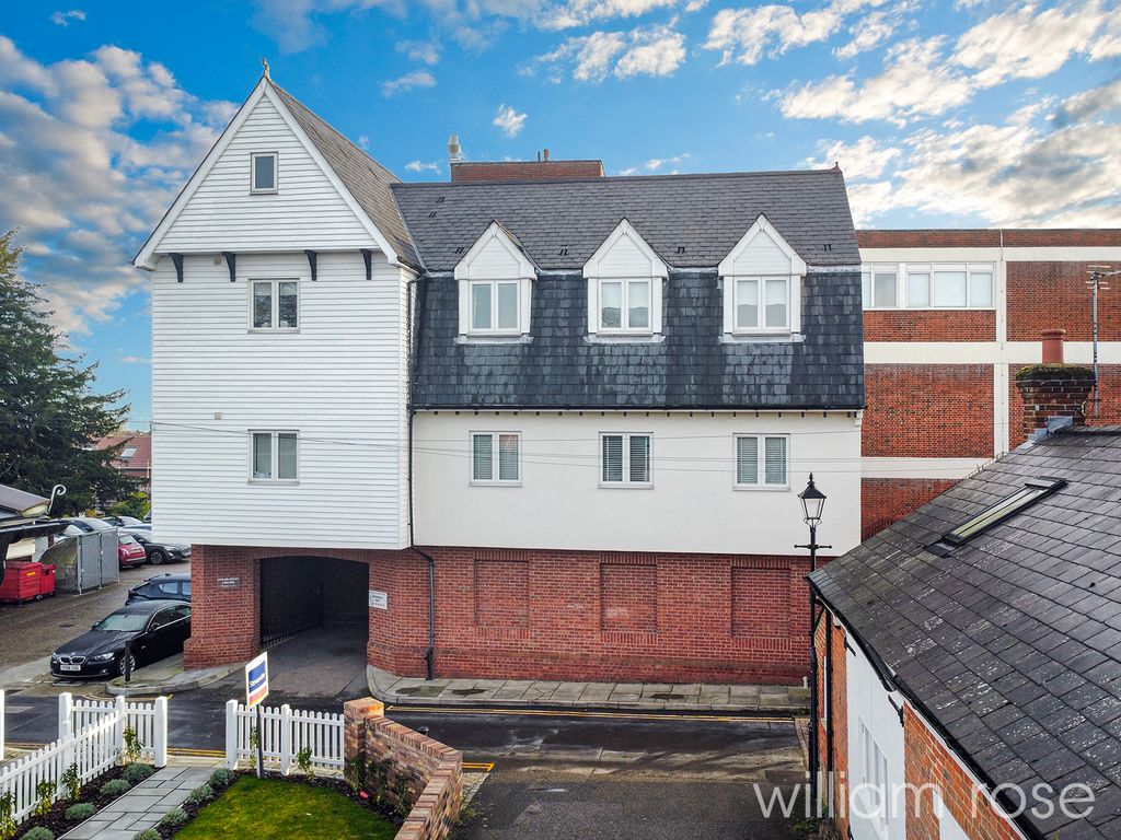 2 bed flat for sale in Buttercross Lane, Epping CM16, £300,000