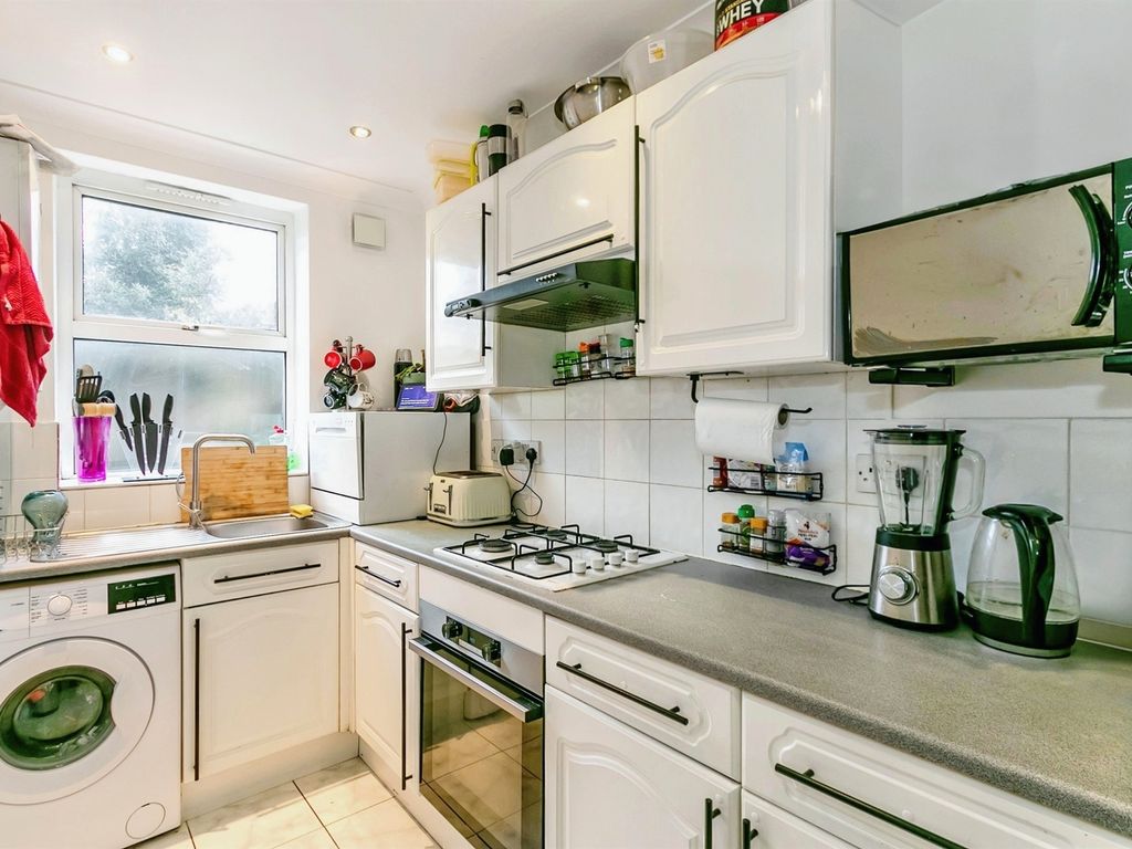 1 bed flat for sale in Wellington Road, Bournemouth BH8, £190,000