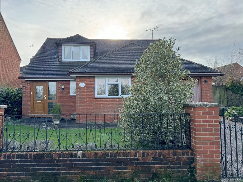 3 bed bungalow for sale in Fifth Road, Newbury RG14, £575,000