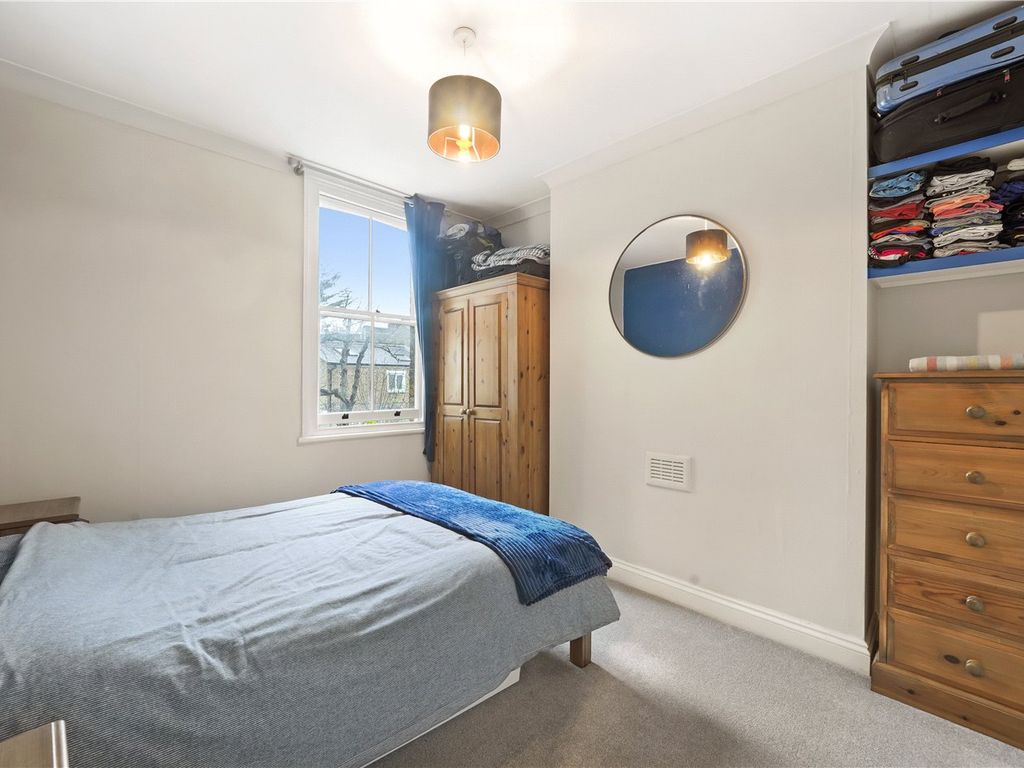 1 bed flat for sale in Almington Street, London N4, £425,000