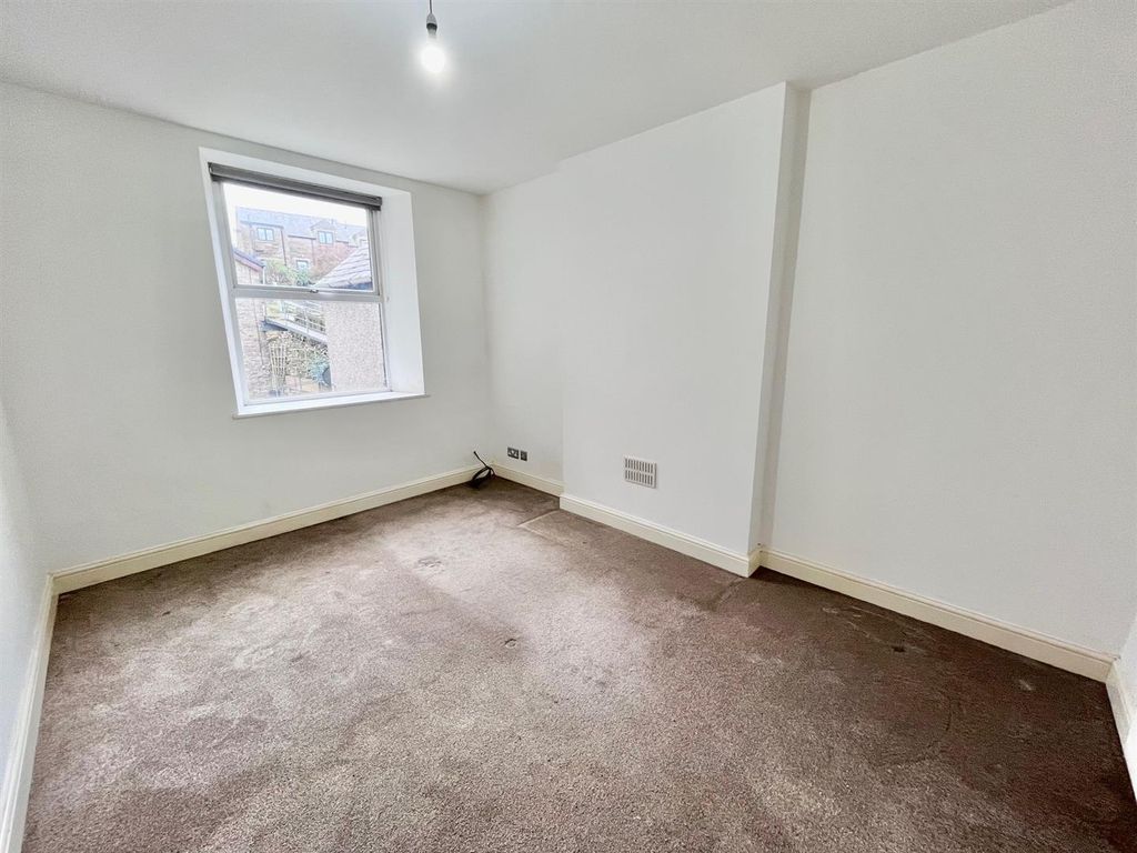 2 bed flat for sale in Fairfield Road, Buxton SK17, £115,000