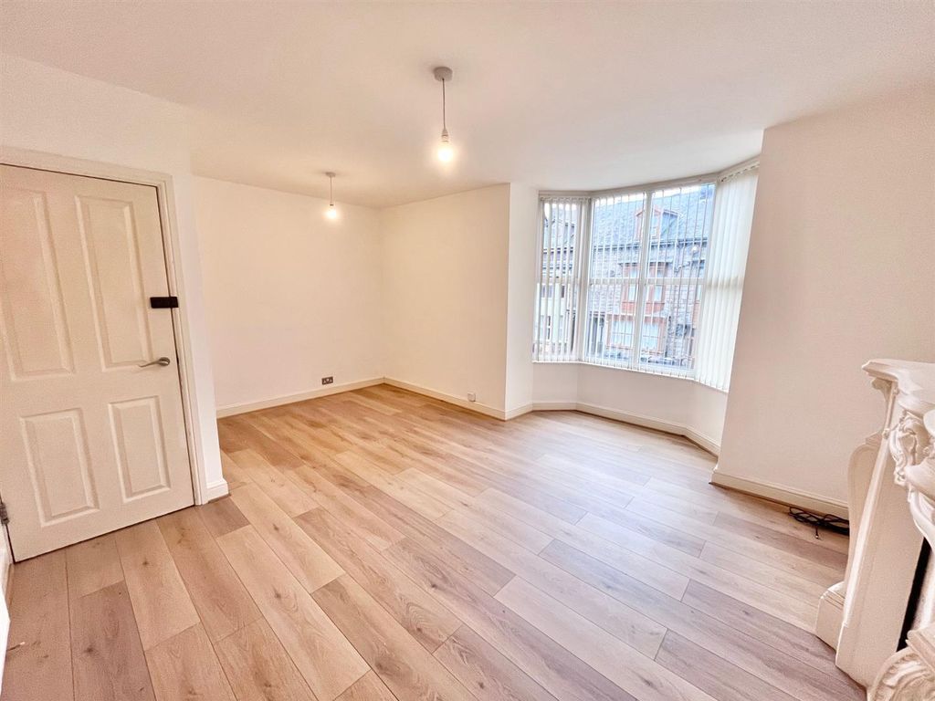 2 bed flat for sale in Fairfield Road, Buxton SK17, £115,000