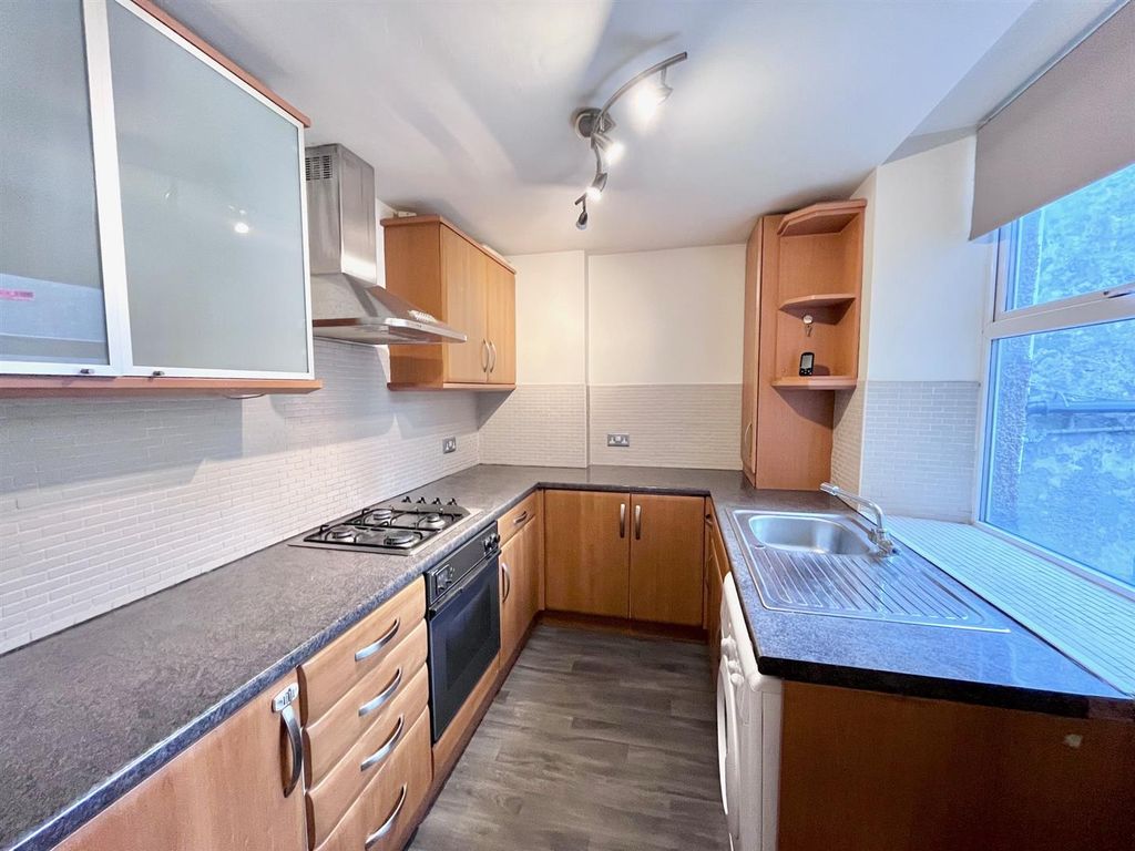 2 bed flat for sale in Fairfield Road, Buxton SK17, £115,000