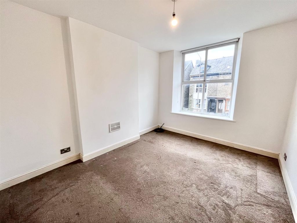 2 bed flat for sale in Fairfield Road, Buxton SK17, £115,000