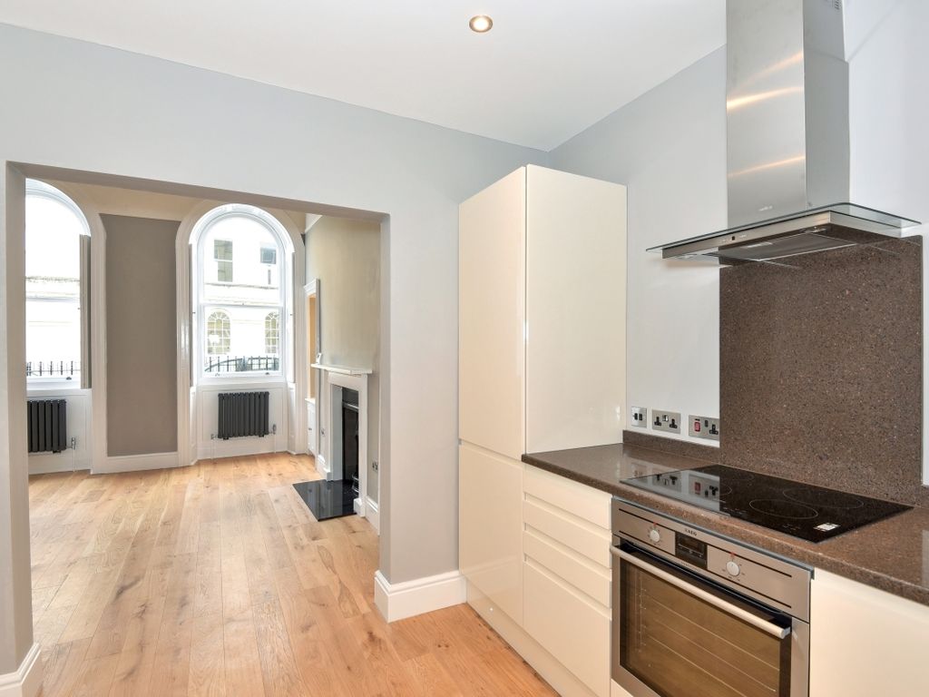2 bed flat to rent in Henrietta Street, Bath BA2, £1,650 pcm