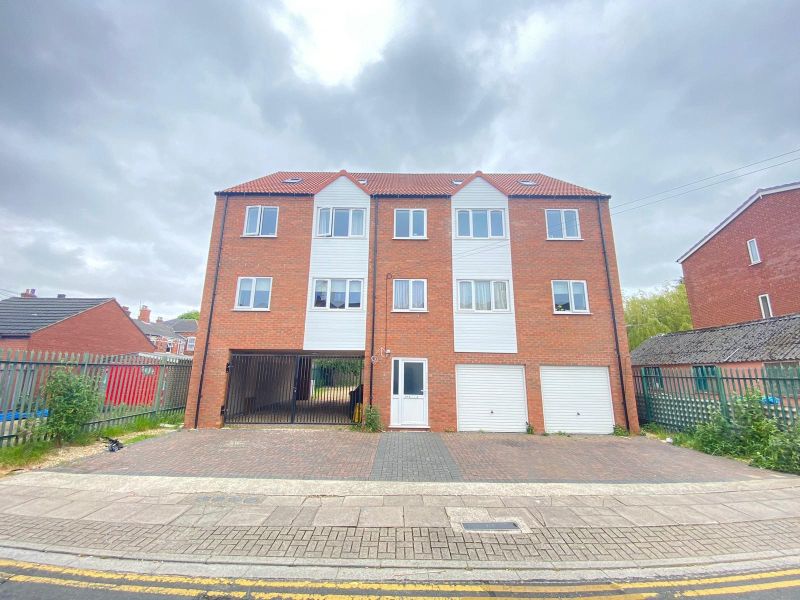 3 bed flat to rent in Willingham Street, Grimsby DN32, £600 pcm