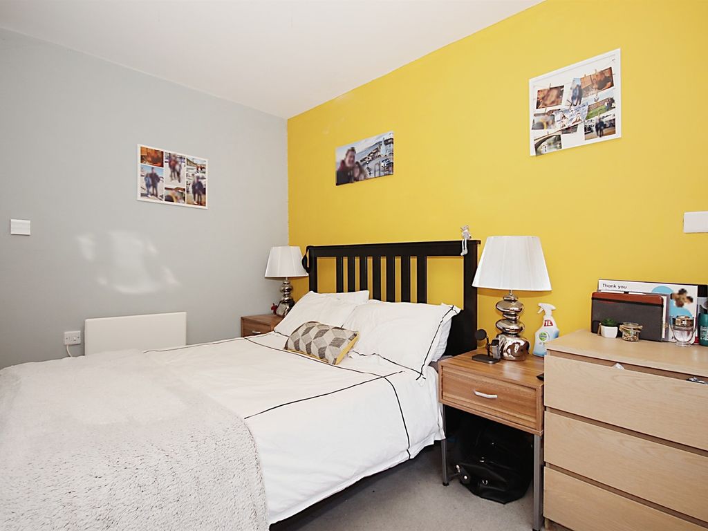 2 bed flat for sale in Kempton Drive, Warwick CV34, £210,000