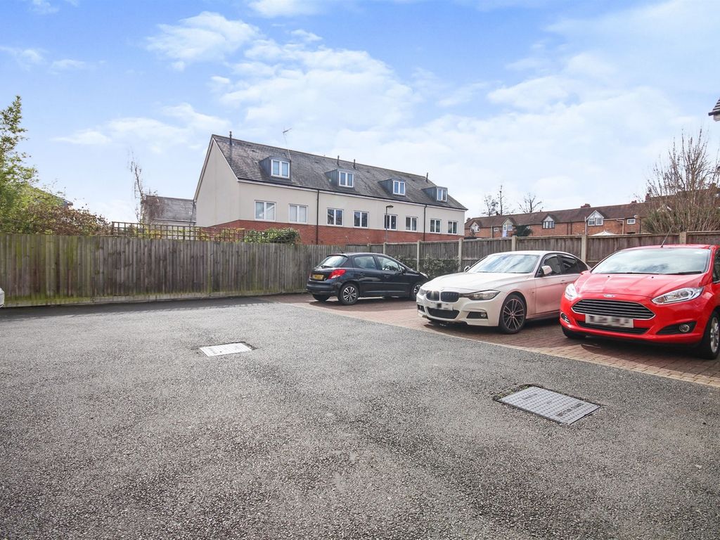 2 bed flat for sale in Kempton Drive, Warwick CV34, £210,000