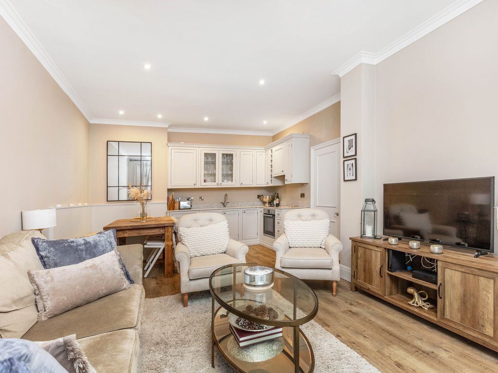 1 bed flat to rent in Cranley Gardens, South Kensington SW7, £4,117 pcm