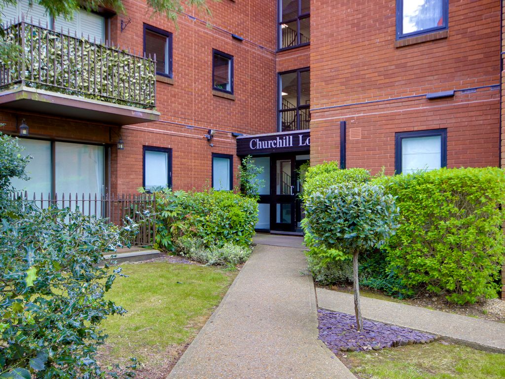 3 bed flat for sale in Savill Row, Woodford Green IG8, £450,000