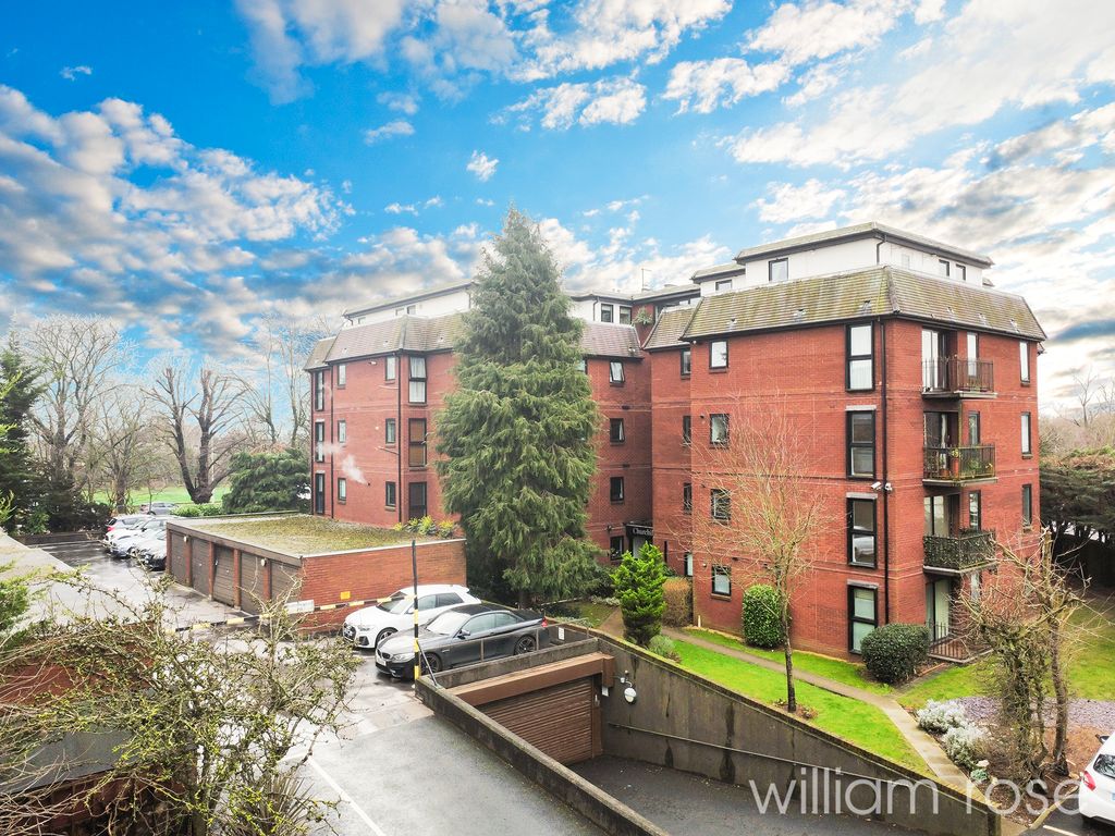 3 bed flat for sale in Savill Row, Woodford Green IG8, £450,000