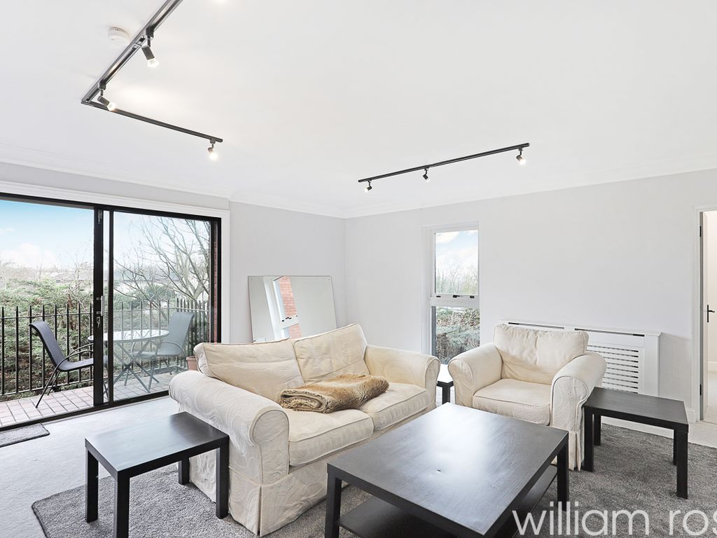 3 bed flat for sale in Savill Row, Woodford Green IG8, £450,000